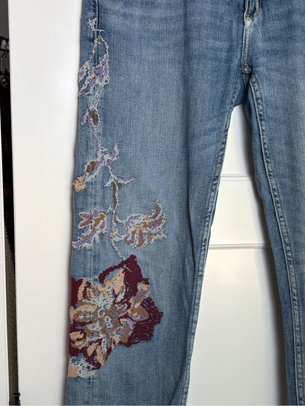 Anthropologie Pilcro Mid-rise Slim Embroidered Boyfriend Jeans (28) - Picture 4 of 8